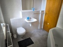 Badezimmer mit Badewanne/Dusche und WC