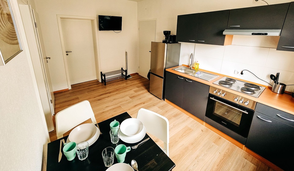 Vollausgestatte Küche mit Wasserkocher, Toaster, Kaffeemaschine sowie Herd und Backofen