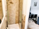 Badezimmer mit Dusche und WC