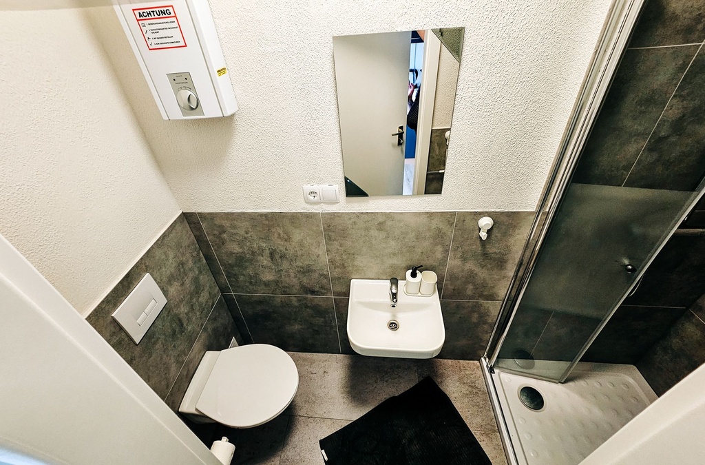 Badezimmer mit Dusche und WC