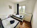 Schlafzimmer mit 2 Einzelbetten und Handtüchern