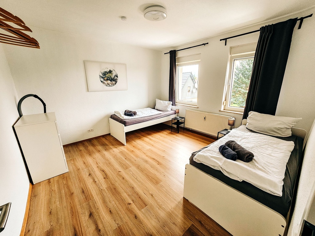 Schlafzimmer mit 2 Einzelbetten und Handtüchern