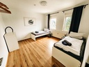 Schlafzimmer mit 2 Einzelbetten und Handtüchern