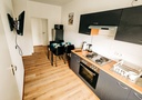 Vollausgestatte Küche mit Wasserkocher, Toaster, Kaffeemaschine sowie Herd und Backofen