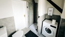 Badezimmer mit Dusche und WC & Waschmaschine