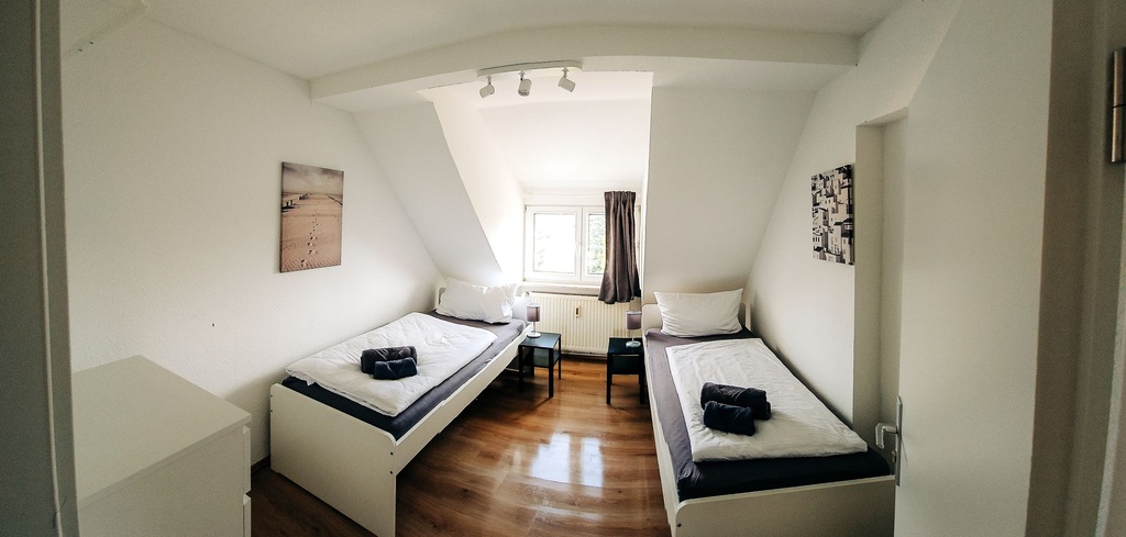 Schlafzimmer mit 2 Einzelbetten und Handtüchern