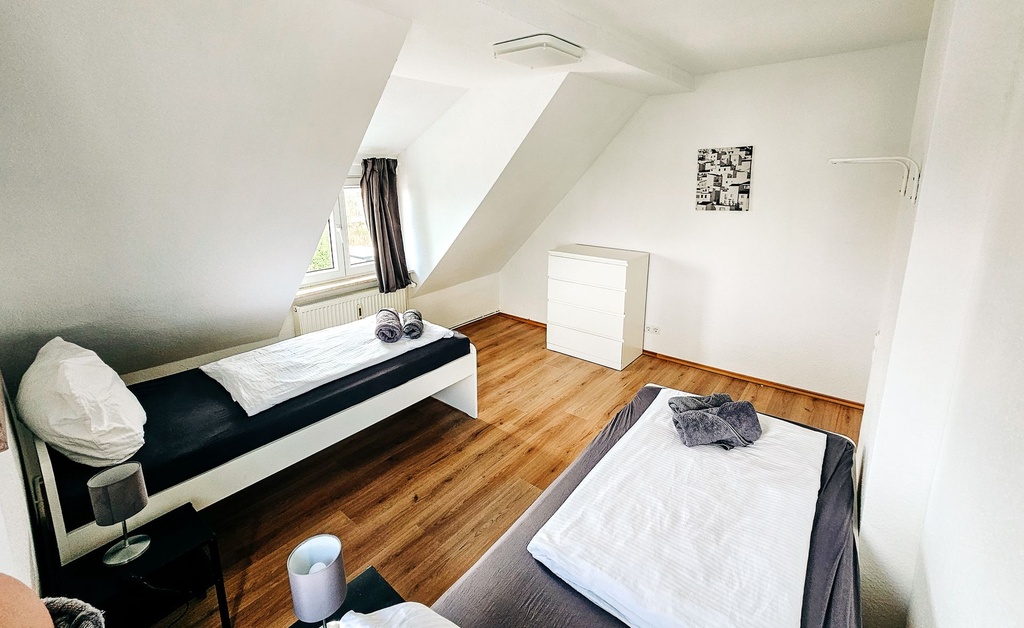 Schlafzimmer mit 2 Einzelbetten und Handtüchern