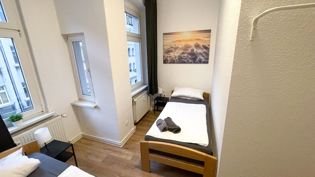 Schlafzimmer mit 2 Einzelbetten und Handtüchern